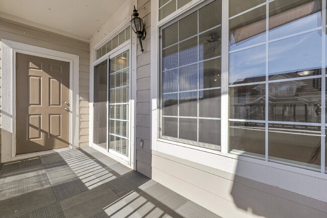 Building Photo - $2,250.00- 2 bed, 2 bath Condo with detach...