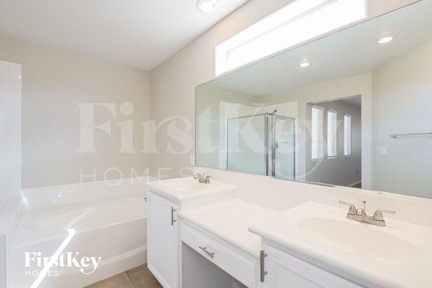 Building Photo - 5717 Old Colony Dr