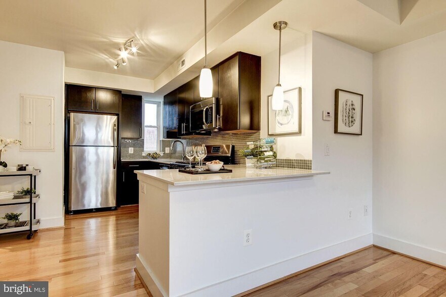 Building Photo - 809 Otis Pl NW