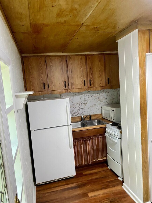 Building Photo - Cozy 1/1 duplex unit on a large lot - Available in June.