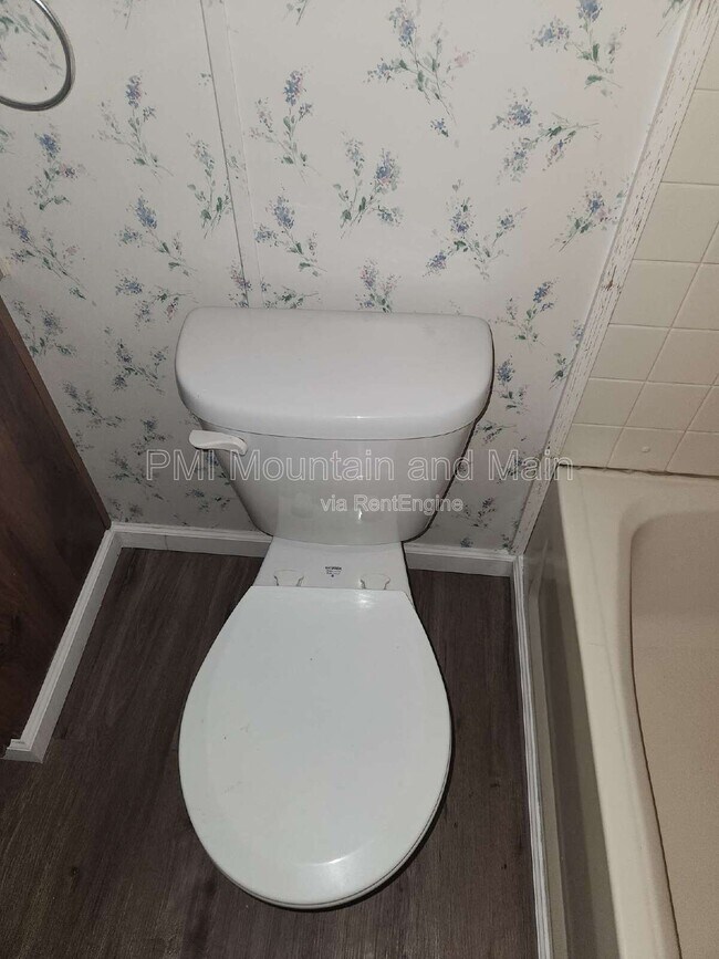 Building Photo - 15 Sarah Hill