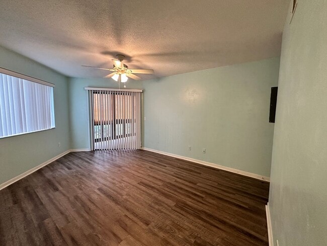 Building Photo - Woodhaven 1st Floor end unit