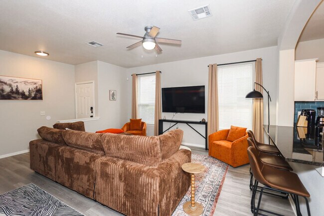 Building Photo - 2418 Allred Dr