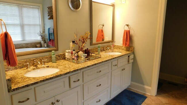 Building Photo - 400 Beaumont Park Cir