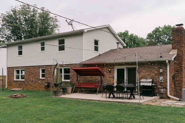 Building Photo - Well-Appointed East-Side Home with Exceptional Living Space in Sycamore Knolls