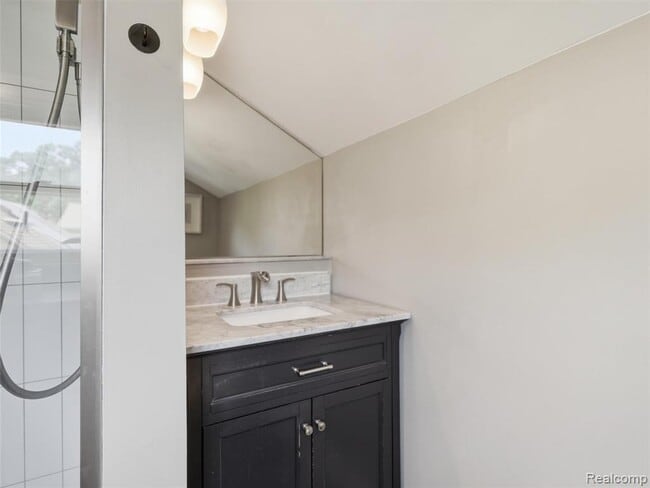Building Photo - 626 Kayser Ave