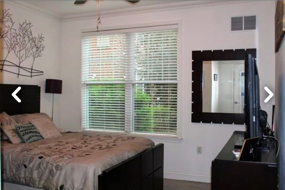 Building Photo - 200 W Elm St