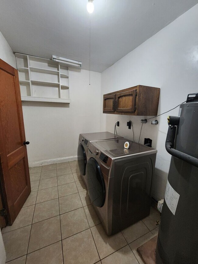 Building Photo - 3 Bedroom 2 Bathroom