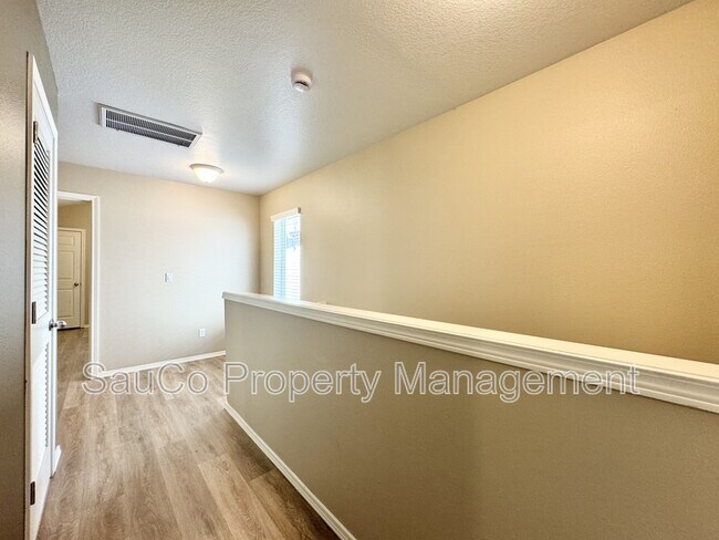 Building Photo - 4572 SE Olivewood St