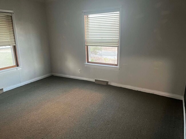 Building Photo - 901 W 7th St