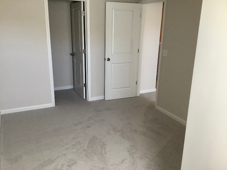 Building Photo - 136 Plumtree Ct