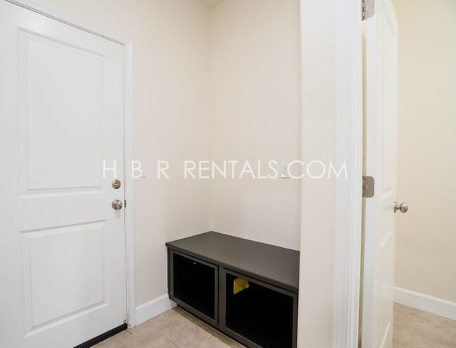 Building Photo - Spacious Elegance: 4-Bedroom with 3.5 Baths in Manteca