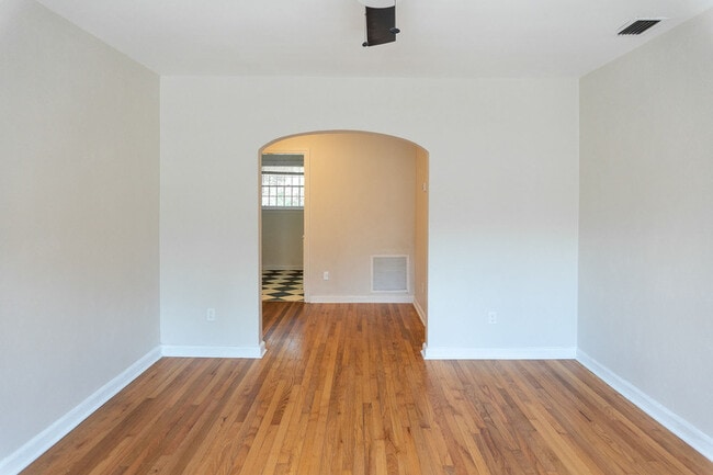 Building Photo - 1503 Fernando Dr