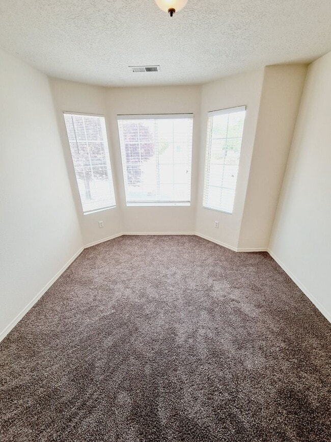 Building Photo - 4 bed home available in Huning Ranch!