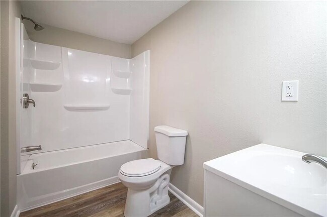 Building Photo - Updated 2 Bed 1 Bath