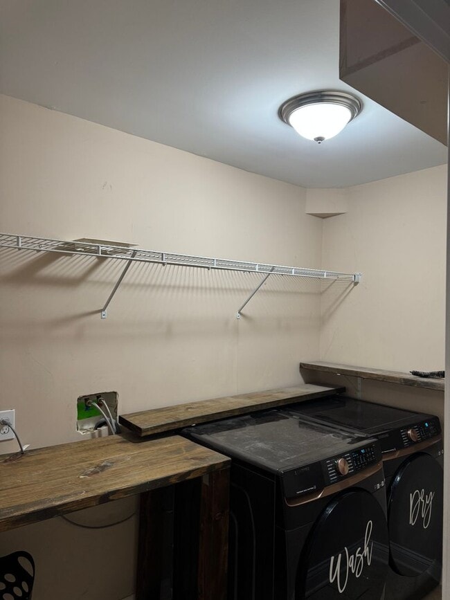 Building Photo - *** Move-in SPECIAL - $2395.00 ***