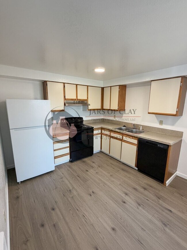 Building Photo - Ground Floor 2 Bedroom with Washer/Dryer Hook-ups!