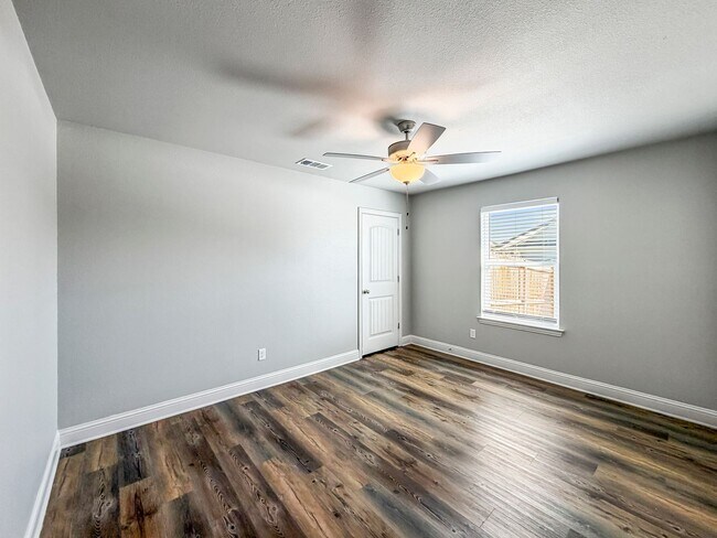 Building Photo - Beautiful and Nearly New 4BR 2BA Home w/ Stylish Finishes + Car Garage in Sherman