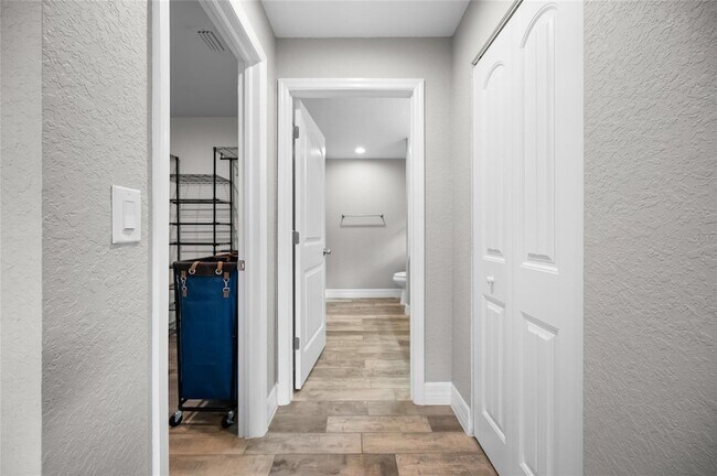 Building Photo - 315 Sweetwater Dr