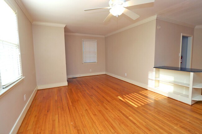 Building Photo - Your Next College Pad – 2BR/1BA, Pets Welc...