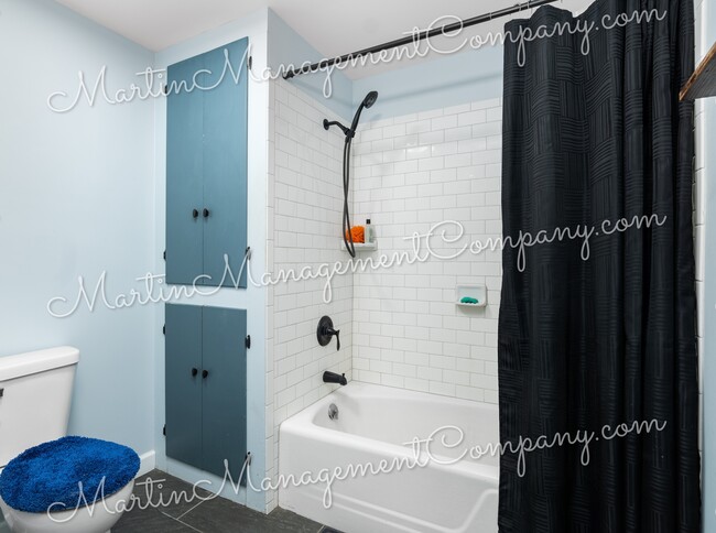 Building Photo - 906 S Barrett Ave