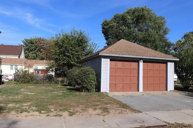 Building Photo - 32 Gilman St