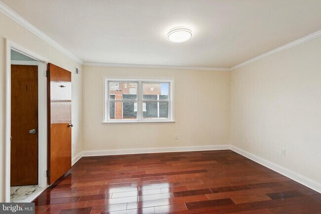 Building Photo - 411 W Shunk St