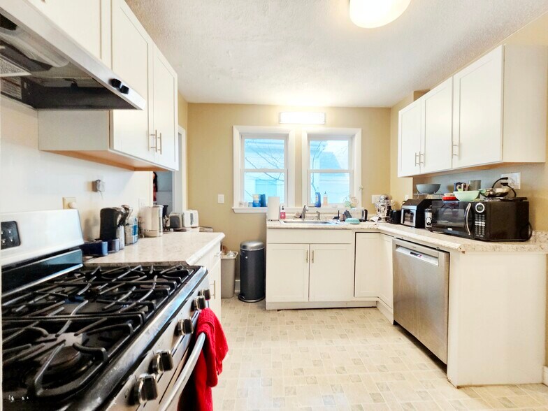 Building Photo - 44 Day St