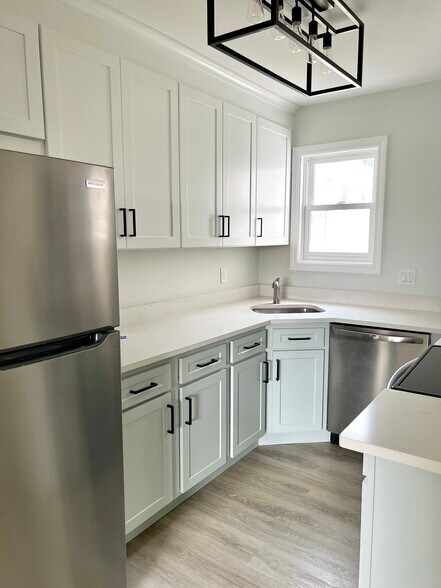 Building Photo - 171 Clark St