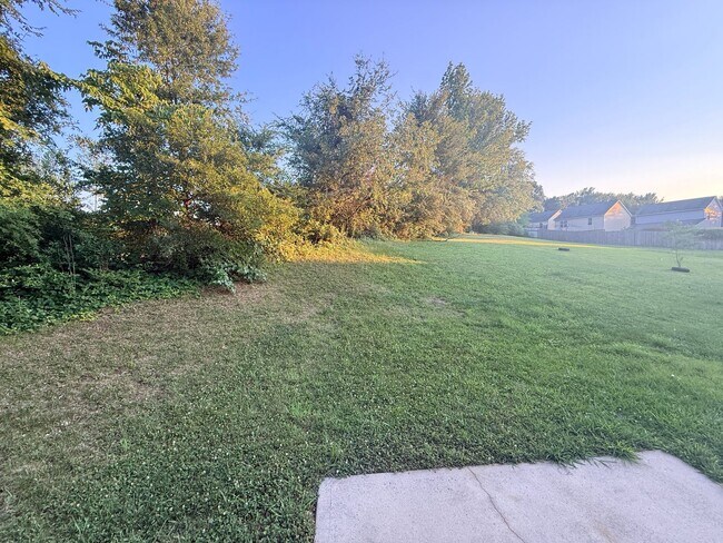 Building Photo - Beautiful private home!!