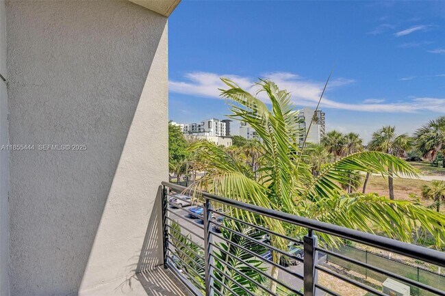 Building Photo - 516 SE 1st Cir