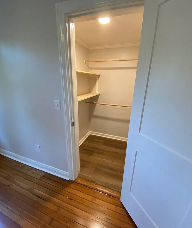 Building Photo - Renovated 3/1 Available Near Downtown Greenville!