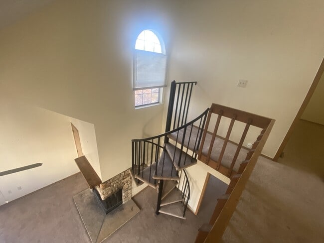 Building Photo - Charming Condo with a Loft!