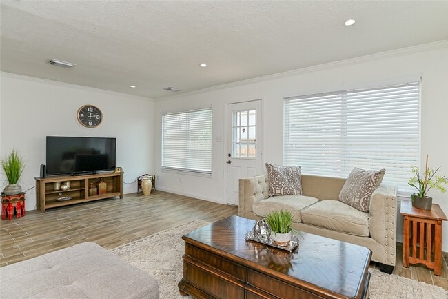 Building Photo - 5791 Maple Hill Dr