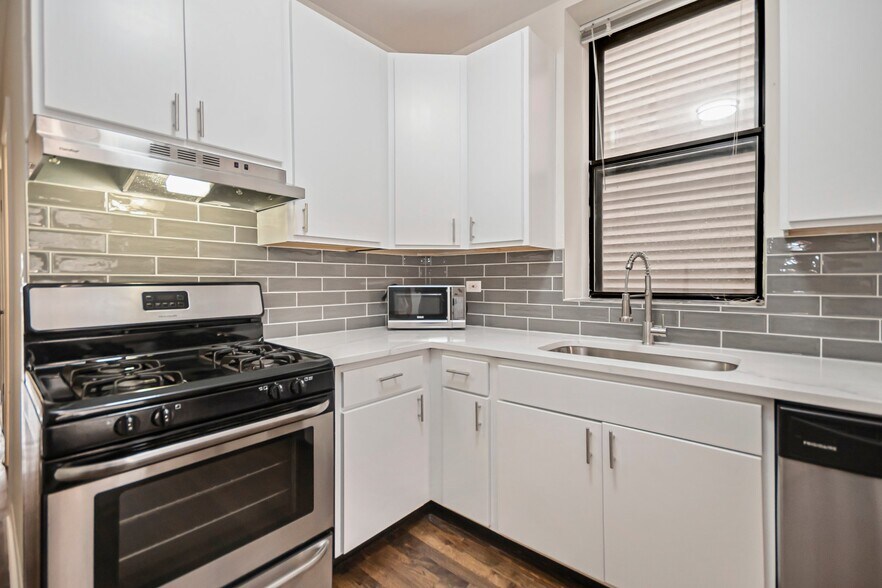 Building Photo - 1739 W Beach Ave