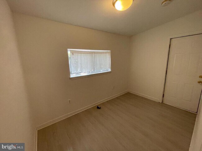 Building Photo - 2606 W Girard Ave