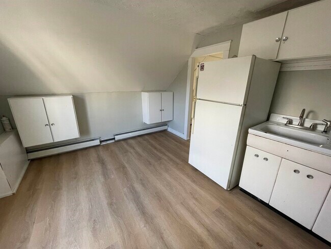 Building Photo - 52 Chestnut Ave