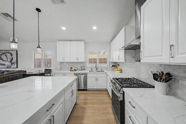 Building Photo - 8352 W San Juan Ave