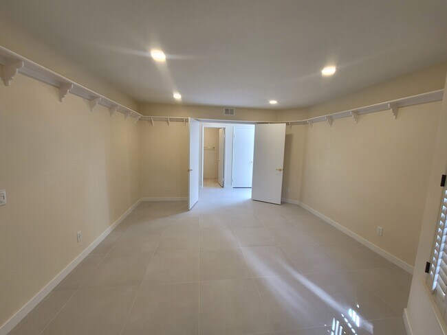 Building Photo - 462 Avenida Adobe