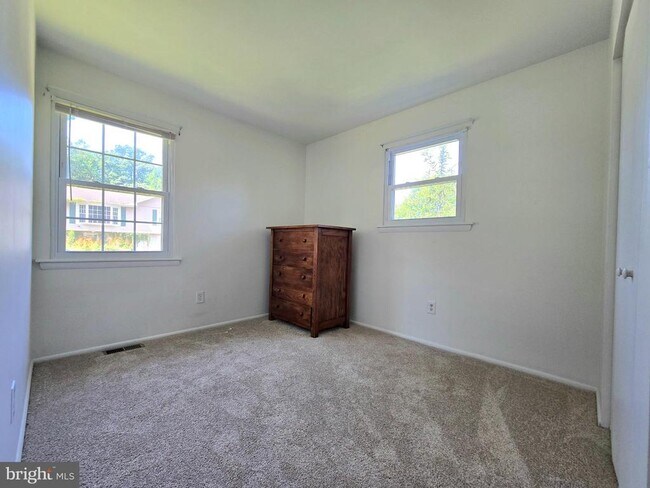 Building Photo - 901 Country Terrace