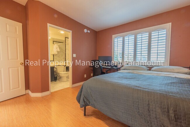 Building Photo - Stunning 2 Bedroom Townhouse in a Peaceful Neighborhood