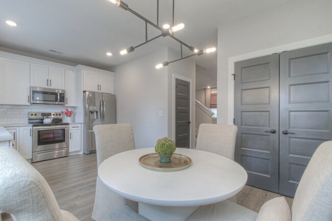 Building Photo - 801 Cherokee Ave