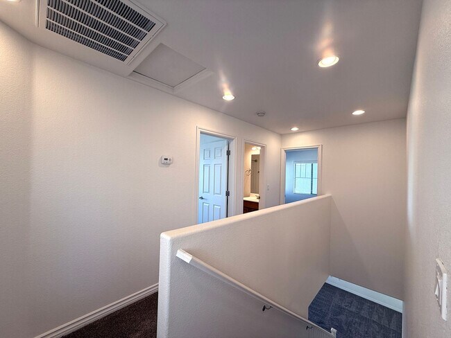 Building Photo - Beautiful 3 bedroom 2.5 bath Home in Provi...