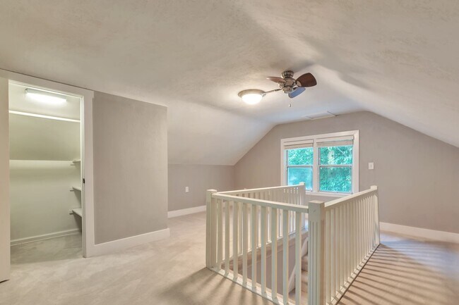 Building Photo - 4858 Viewmont St