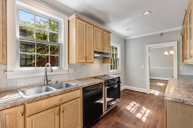 Building Photo - 666 Yorkshire Rd NE