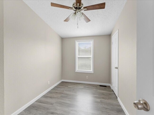 Building Photo - 3911 County Rd 183