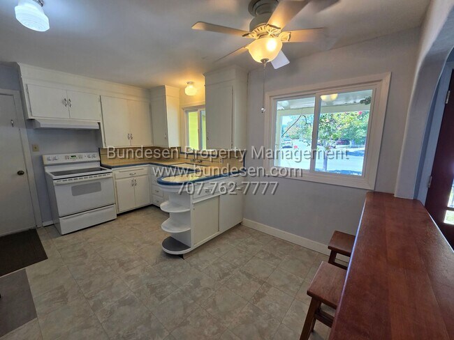 Building Photo - Beautiful 2 bedroom, 1 bath in the desirable Montgomery Village neighborhood - Santa Rosa