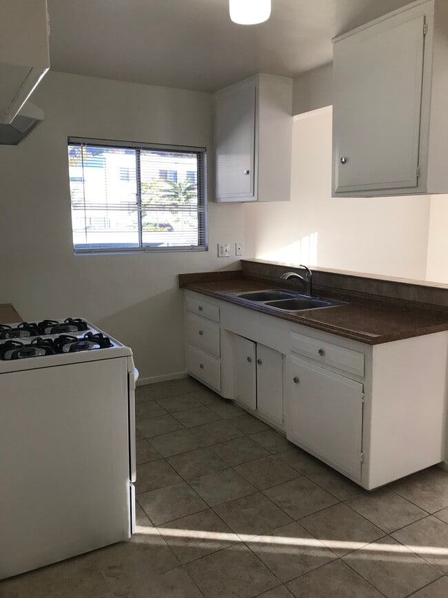 Kitchen - 319 Mariposa Ave