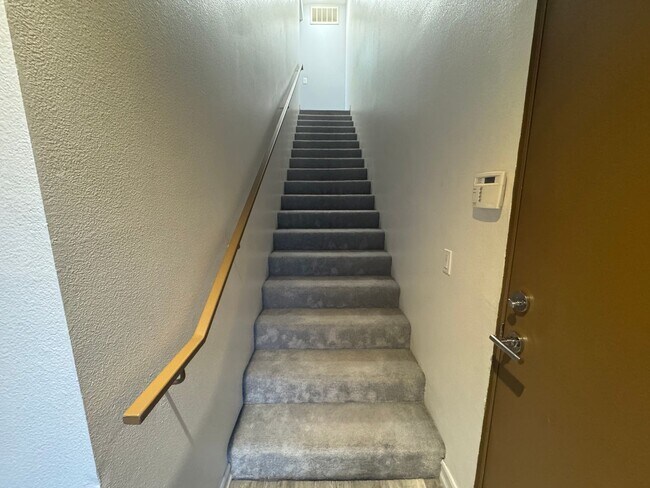 Building Photo - 810 E Palm Canyon Dr