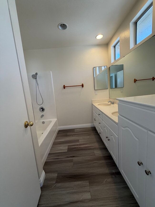 Building Photo - 204 W Walnut Ave